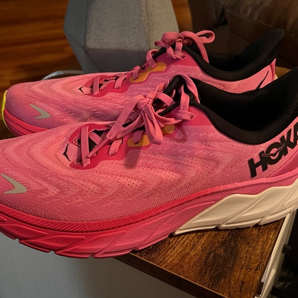 Like New Hoka Arahi 6 Pink Running Shoes - Picture 2 of 14